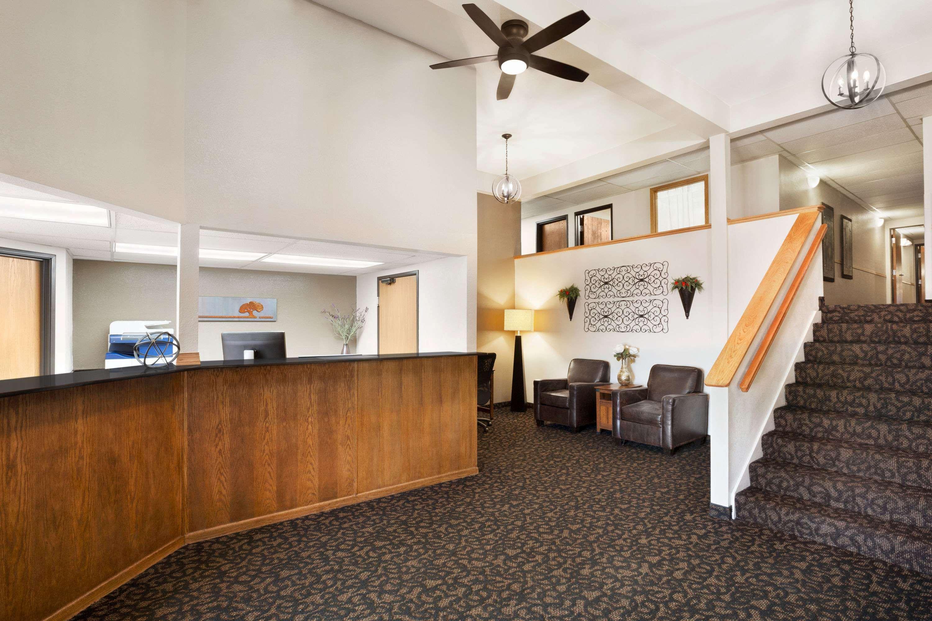 Super 8 By Wyndham Lincoln North Hotel Exterior photo