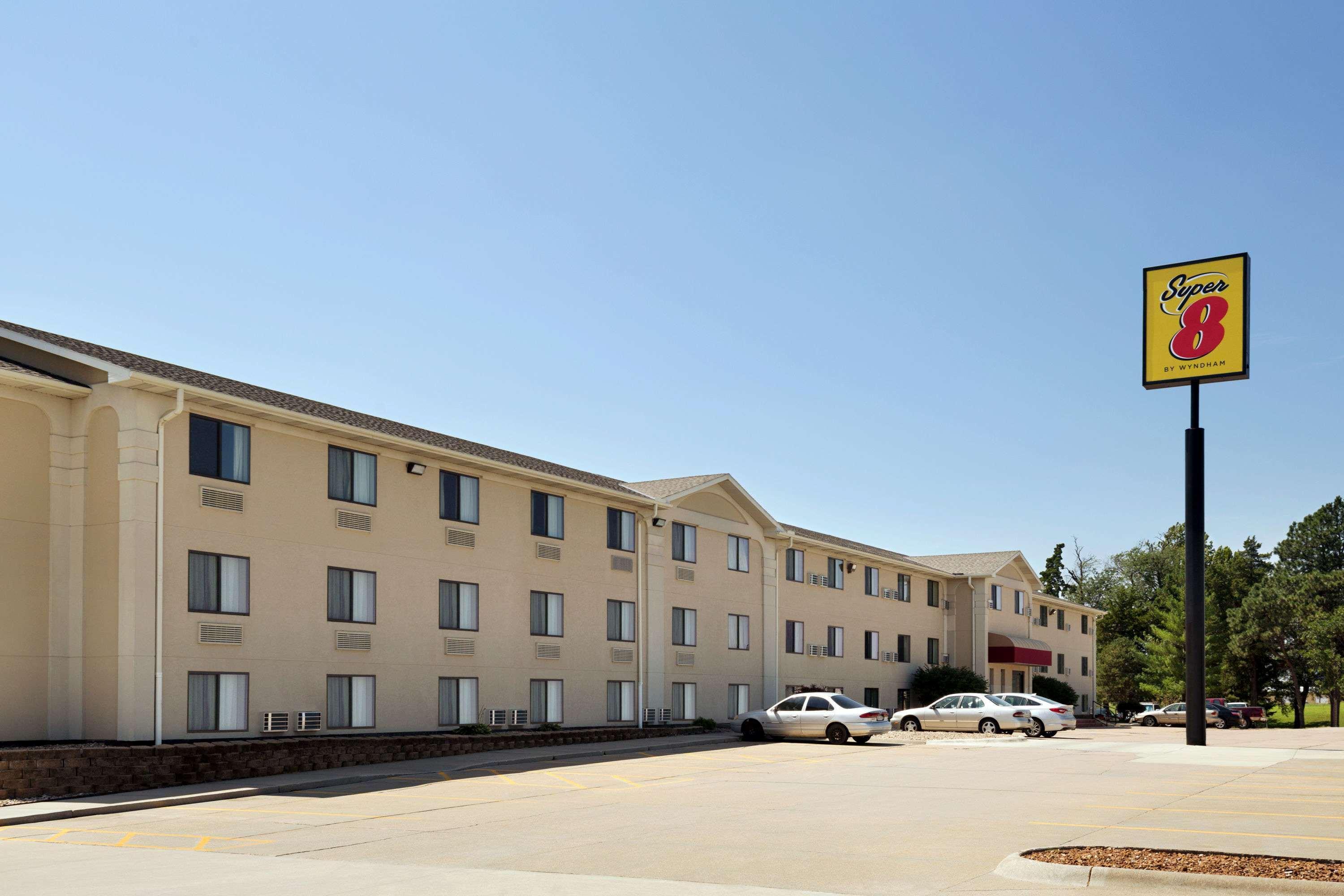 Super 8 By Wyndham Lincoln North Hotel Exterior photo