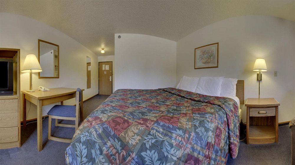 Super 8 By Wyndham Lincoln North Hotel Exterior photo