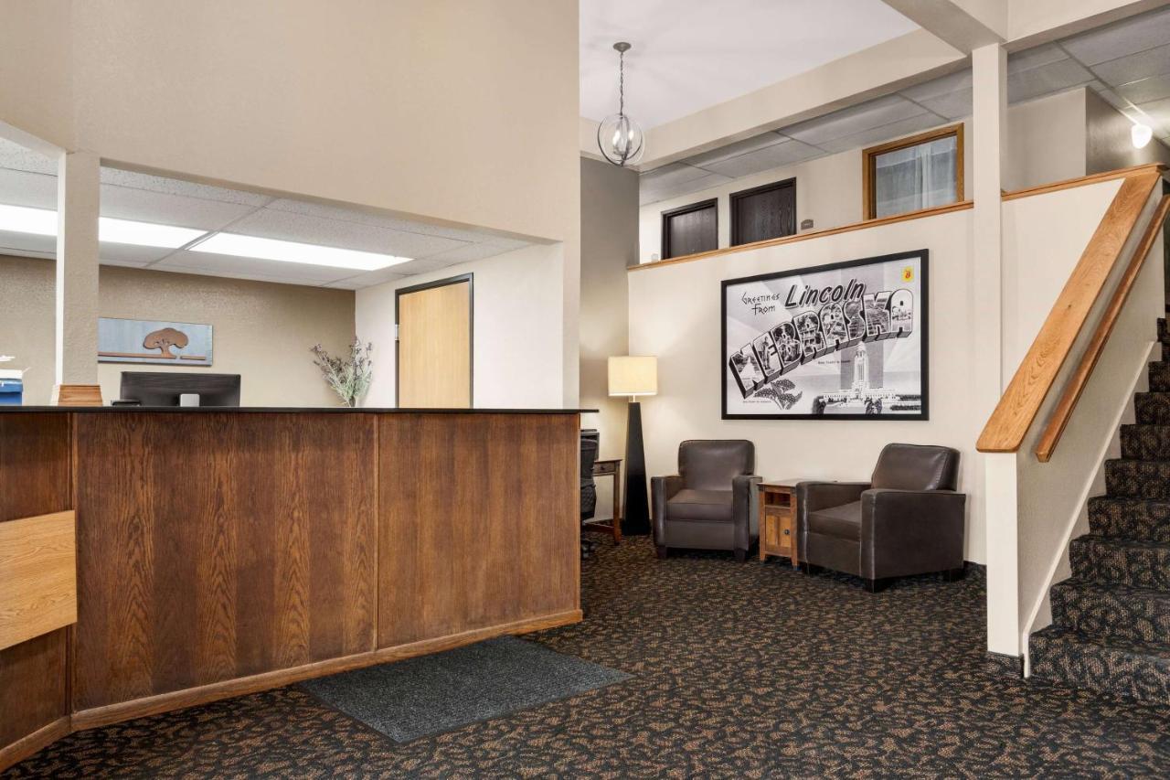Super 8 By Wyndham Lincoln North Hotel Exterior photo