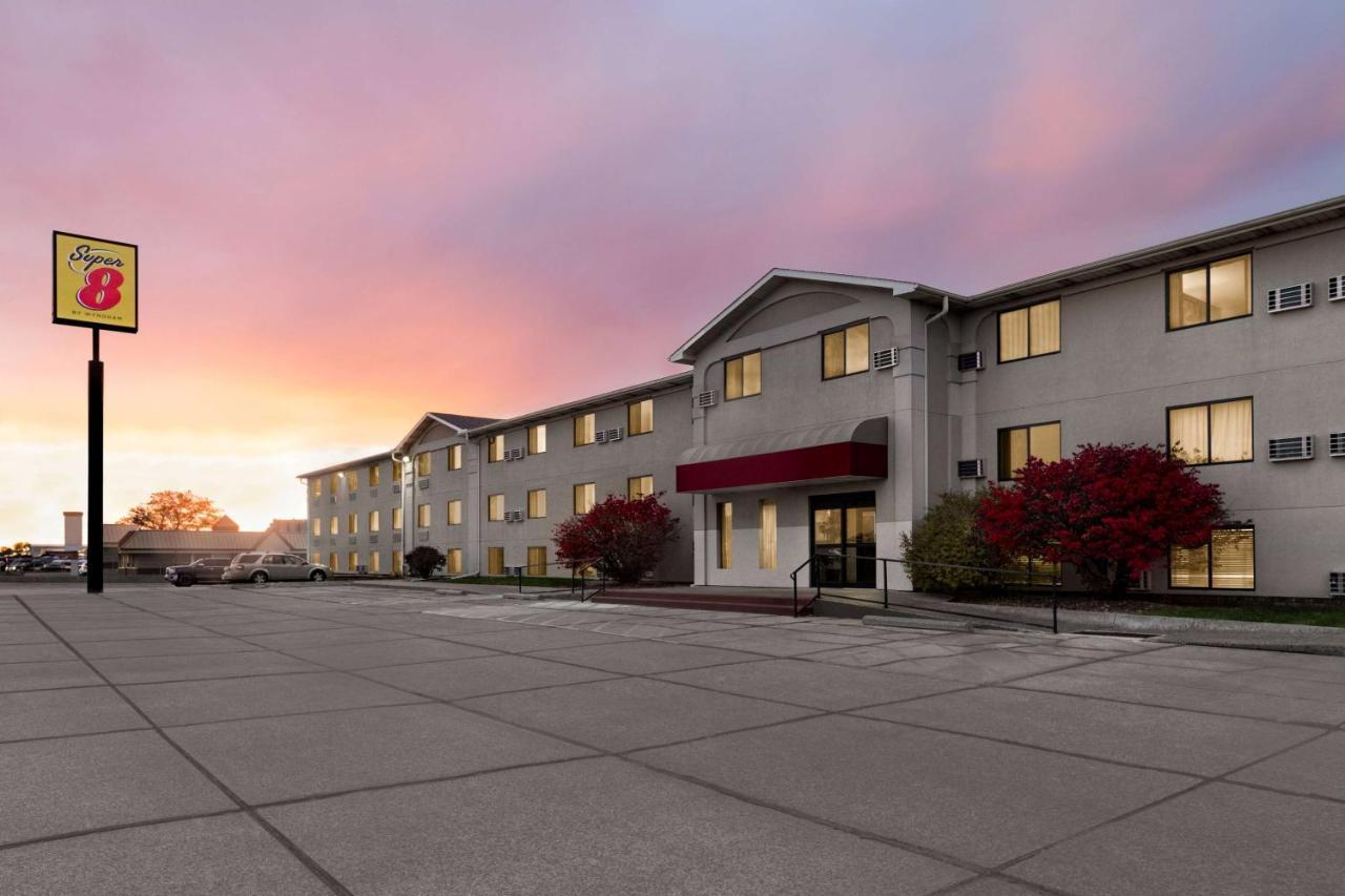 Super 8 By Wyndham Lincoln North Hotel Exterior photo