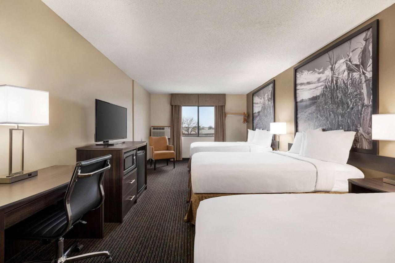 Super 8 By Wyndham Lincoln North Hotel Exterior photo