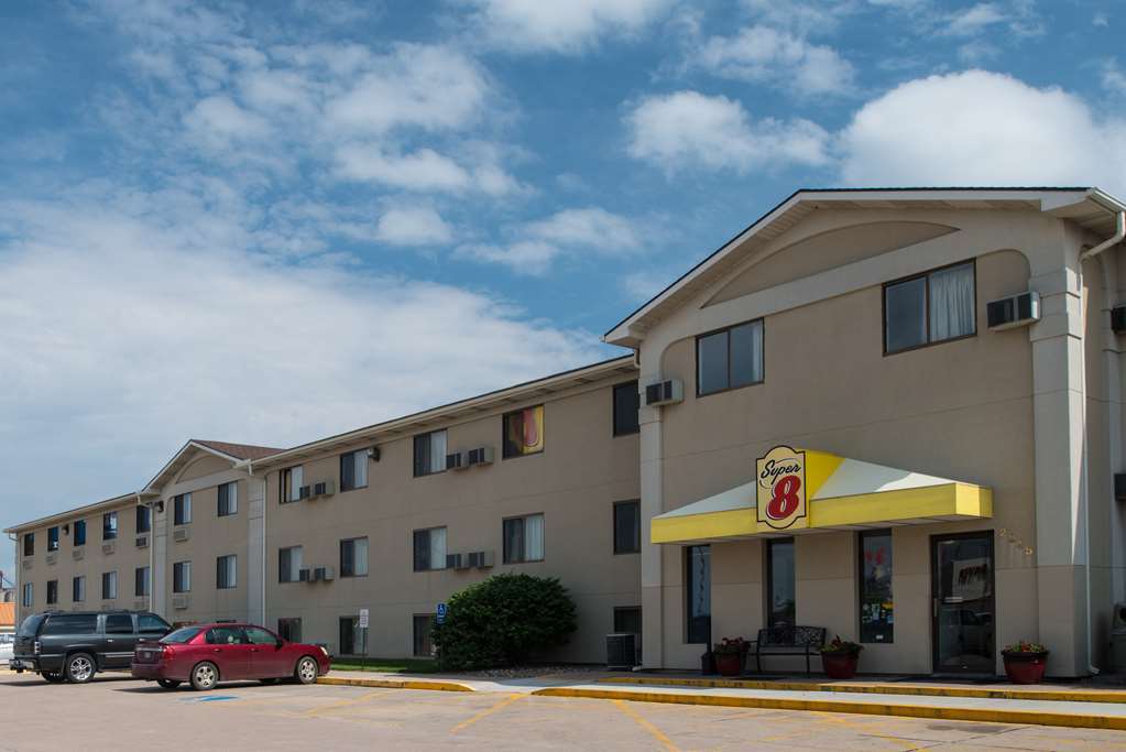 Super 8 By Wyndham Lincoln North Hotel Exterior photo