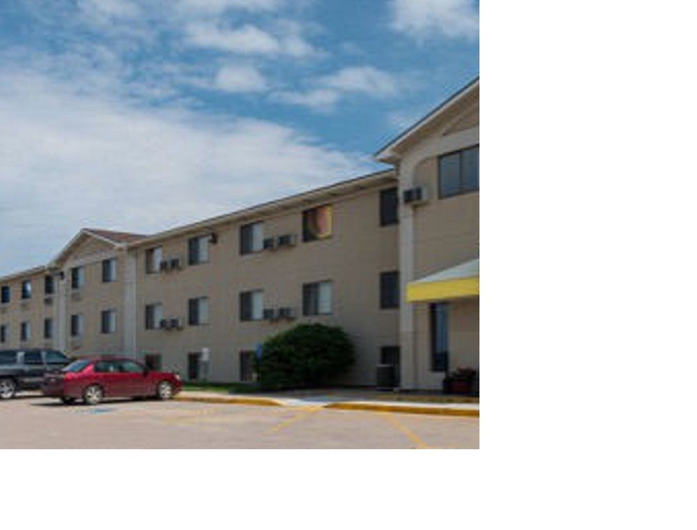 Super 8 By Wyndham Lincoln North Hotel Exterior photo